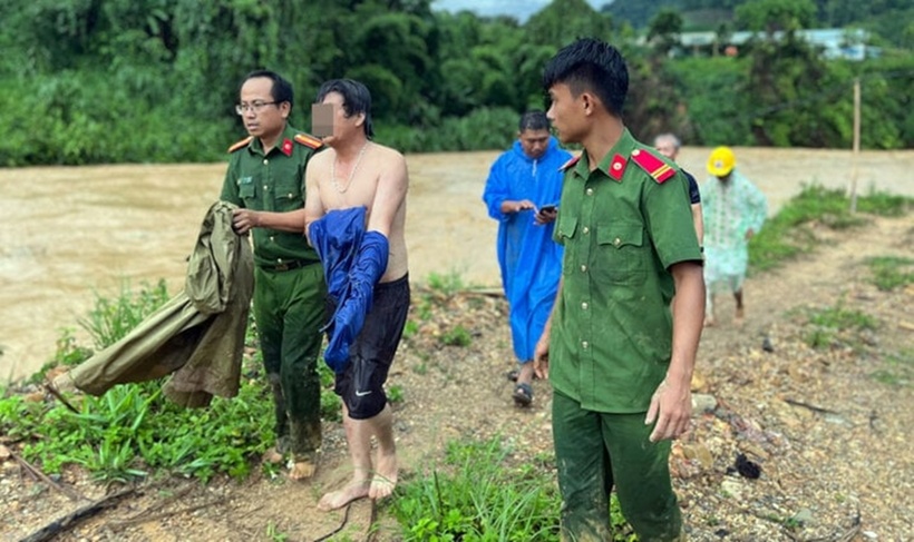 Người đàn ông được cứu hộ và đưa vào bờ an toàn. (Ảnh: Công an)