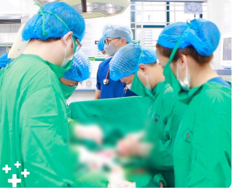 Các bác sĩ tiến hành phẫu thuật cho bệnh nhân. Ảnh: Gia Đình Việt Nam