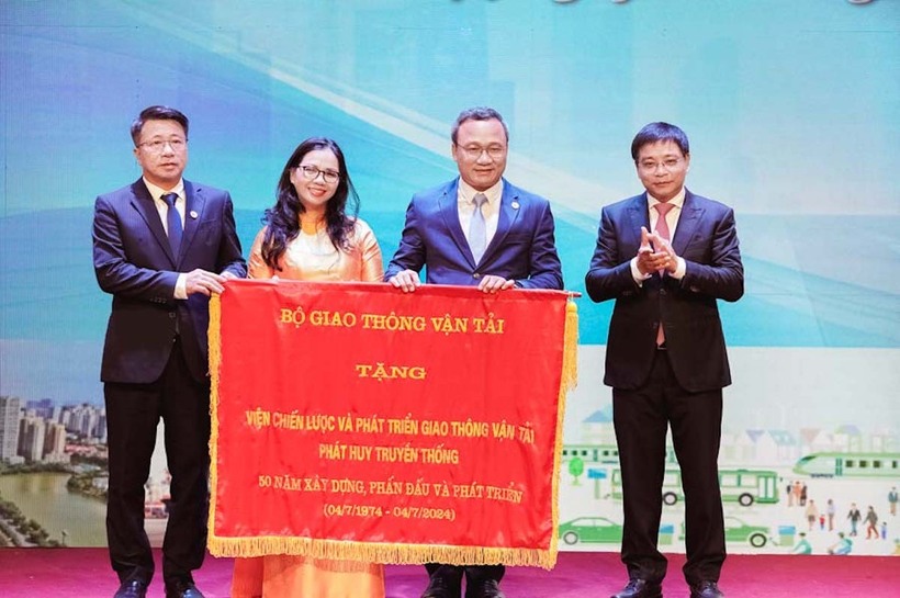 Bộ trưởng Bộ GTVT trao tặng Viện Chiến lược và Phát triển GTVT bức trướng của Bộ GTVT