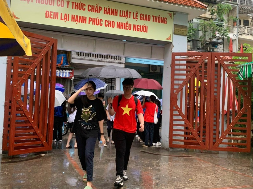 Thí sinh tham gia kỳ thi vào lớp 10 tại điểm Trường THPT Đoàn Kết - Hai Bà Trưng. Ảnh: Dân Việt