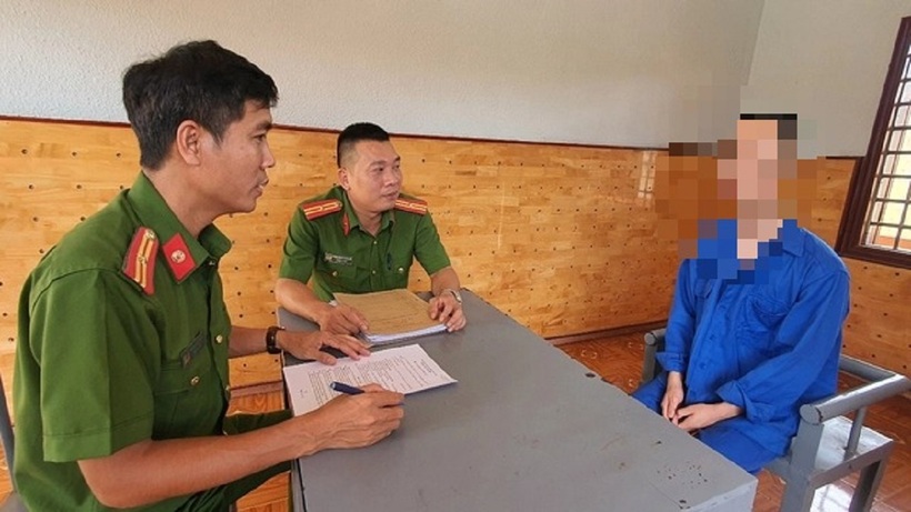 Công an lấy lời khai của T. Ảnh: Dân Trí