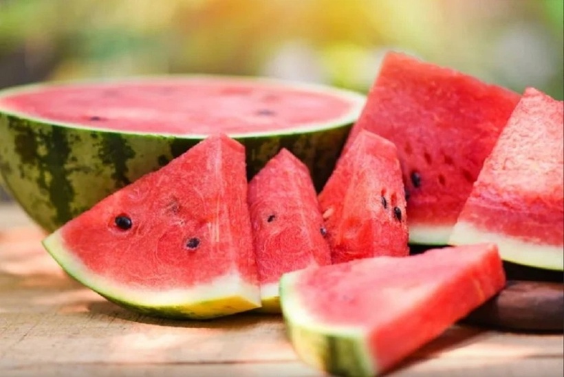 Hạt dưa hấu có thể ăn được nhưng đừng tiêu thụ quá nhiều.