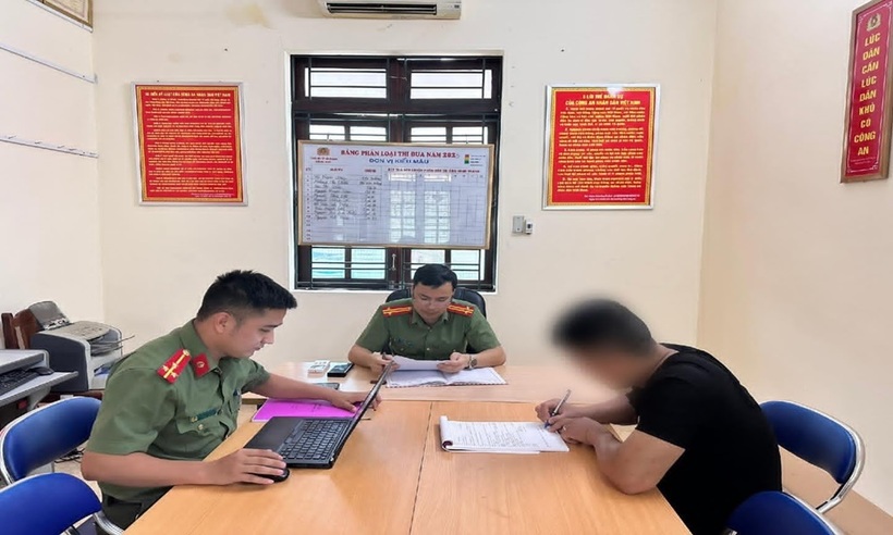 Công an TP.Hà Giang đang làm việc với người vi phạm.