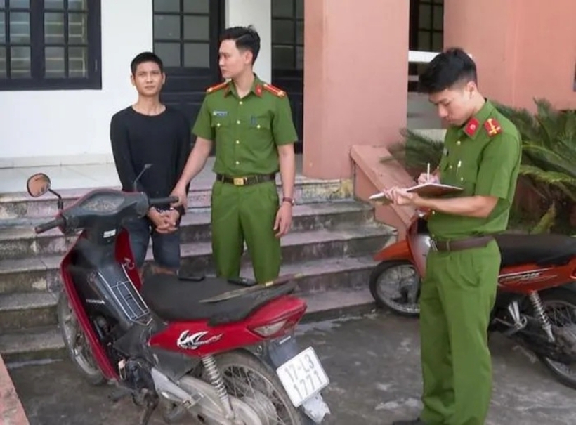 Đối tượng Đặng Văn Cường (áo đen) và tang vật vụ án. Ảnh: Báo Giao Thông