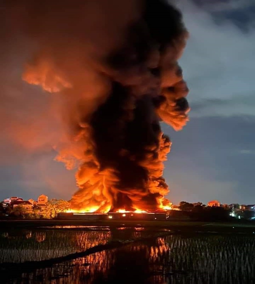 Theo lãnh đạo UBND phường Trưng Nhị, sau nhiều giờ đồng hồ triển khai các phương án dập lửa, đến khoảng 1h30 phút ngày 5/7 lực lượng chức năng đã khống chế dập tắt được ngọn lửa.