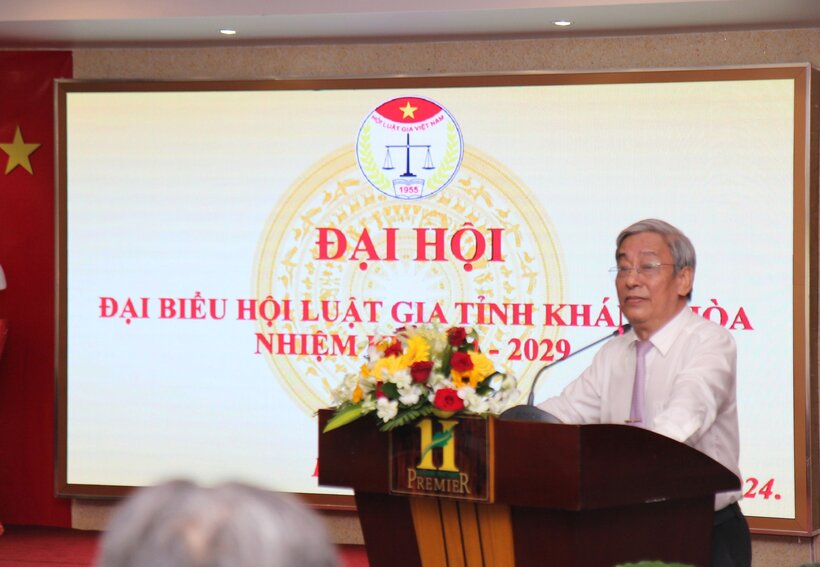 Ông Lê Xuân Thân tái đắc cử Chủ tịch Hội luật gia Khánh Hòa phát biểu tại hội nghị.