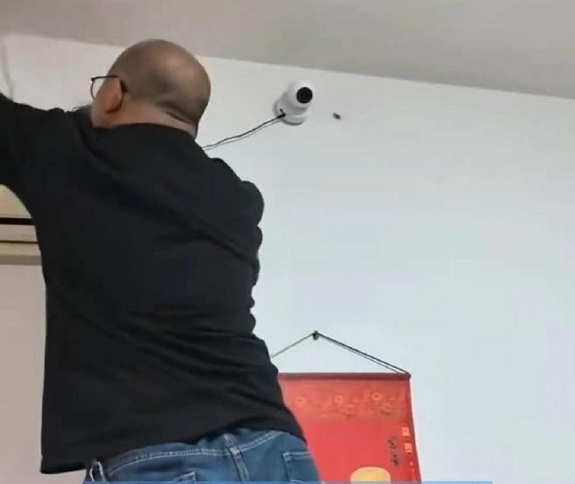 Lắp camera trong phòng con trai suốt 6 năm học, phụ huynh nhận "bão" chỉ trích từ cộng đồng mạng. Ảnh: SCMP