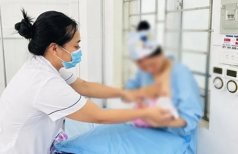 Sức khỏe của cả mẹ và bé đã ổn định, đang được tiếp tục theo dõi. Ảnh: VTV.