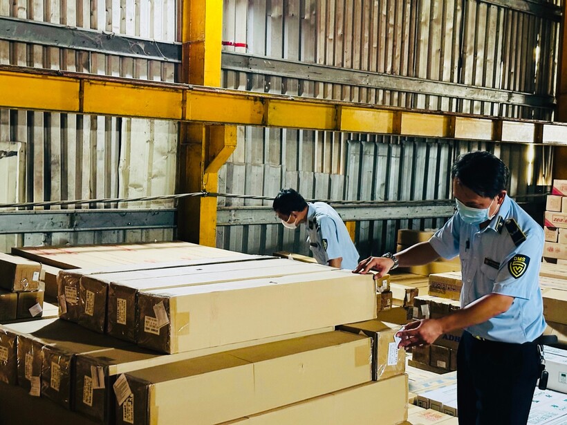 Cơ quan chức năng tiến hành kiểm tra cơ sở có dấu hiệu vi phạm.