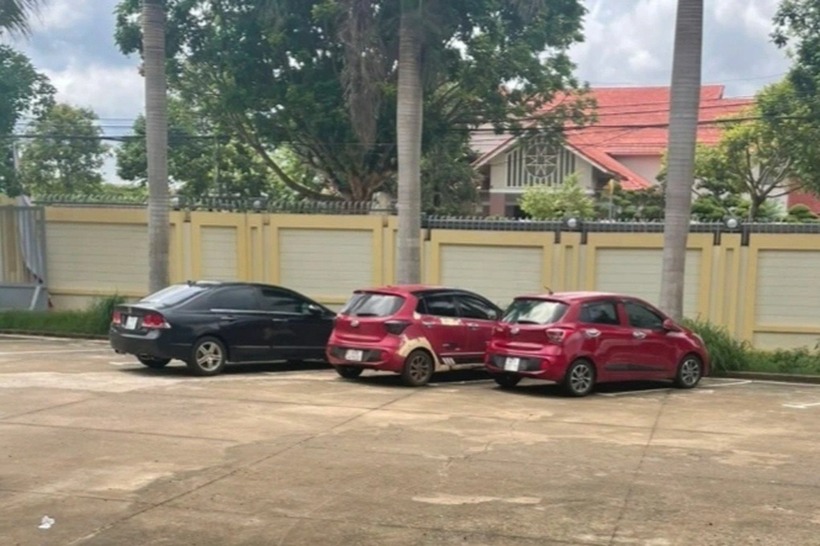 Nguyên nhân vụ việc được xác định do 2 chiếc xe cùng màu đỗ gần nhau nên bị nhầm lẫn. Ảnh: Dân trí