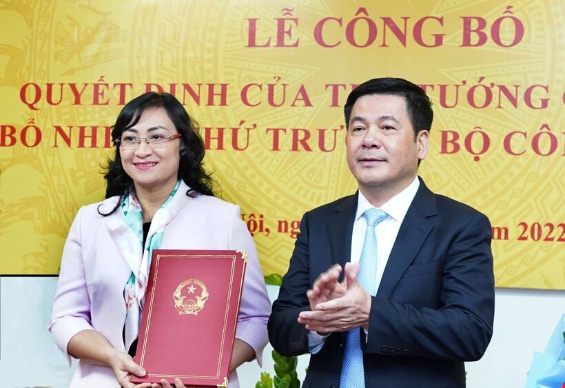 Thừa ủy quyền của Thủ tướng Chính phủ, Bộ trưởng Nguyễn Hồng Diên trao Quyết định điều động, bổ nhiệm Thứ trưởng Phan Thị Thắng. (Ảnh: Moit)