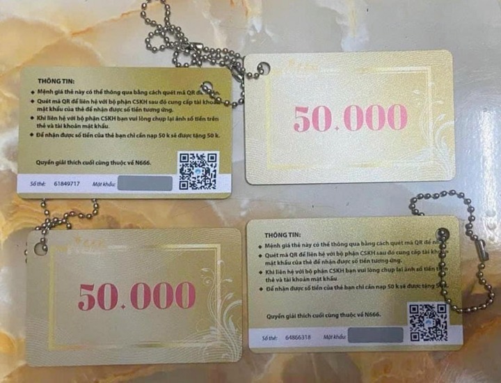 Các đối tượng treo thẻ có ghi mệnh giá tiền lên xe máy hoặc cửa nhà người dân để lừa đảo. Ảnh: VTC News