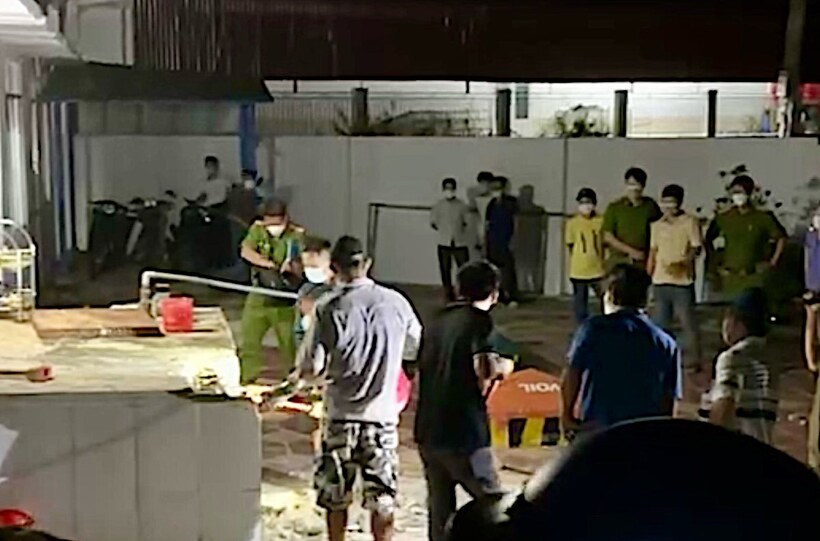 Công an khám nghiệm hiện trường khu vực bồn nước cây xăng. (Ảnh: Giao thông)