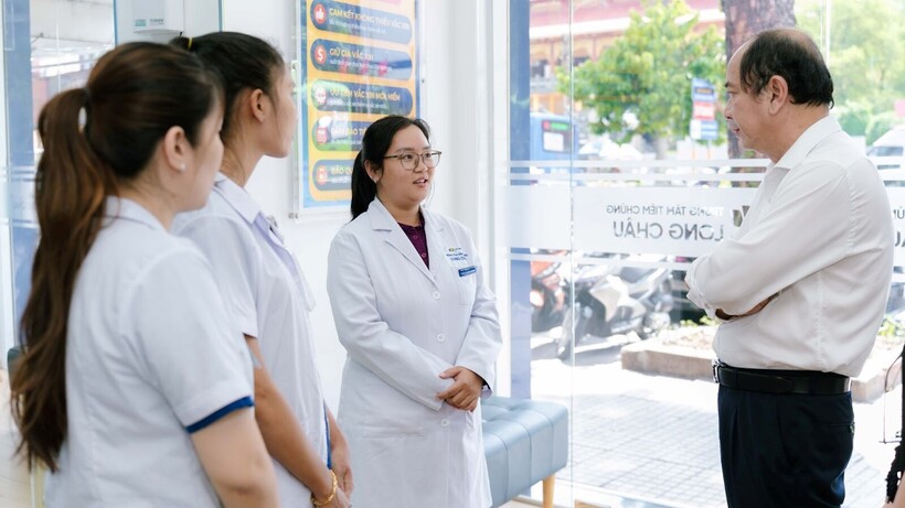 Bác sĩ Trần Thị Như Quỳnh đang làm việc tại cơ sở tiêm chủng ở cạnh bên nhà thuốc Long Châu trên đường 3 tháng 2 đã cấp cứu sốc phản vệ thành công ngay tại hiện trường.