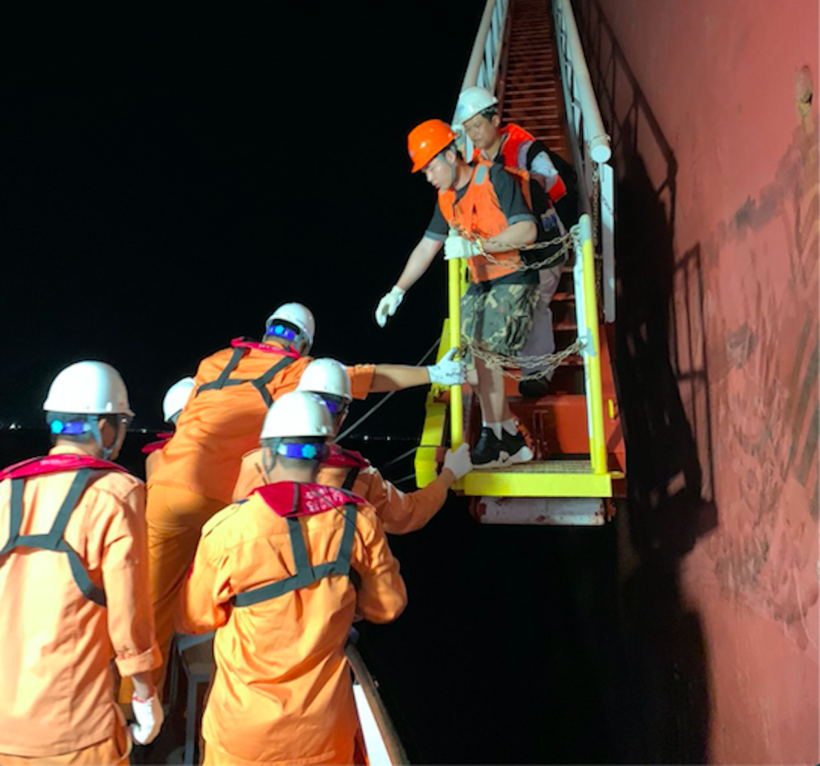 Lực lượng tìm kiếm cứu nạn hàng hải tiến hành tiếp nhận nạn nhân trên biển