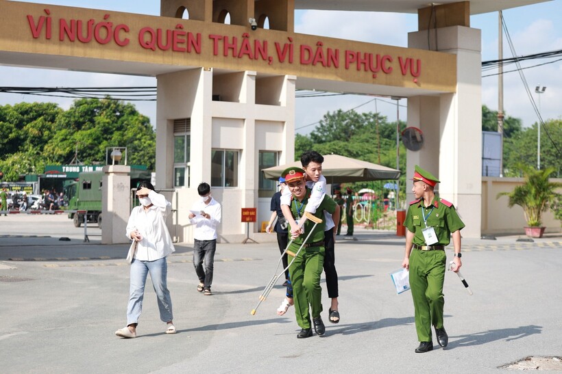 Thí sinh bị thương được các tình nguyện viên của Học viện Cảnh sát nhiệt tình hỗ trợ. Ảnh: Sinh viên Việt Nam.