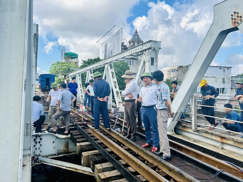 Ông Đặng Sỹ Mạnh, Chủ tịch Hội đồng thành viên Tổng công ty Đường sắt Việt Nam có mặt trực tiếp tại hiện trường để chỉ đạo công tác sửa chữa hư hỏng do sà lan va vào cầu Tam Bạc