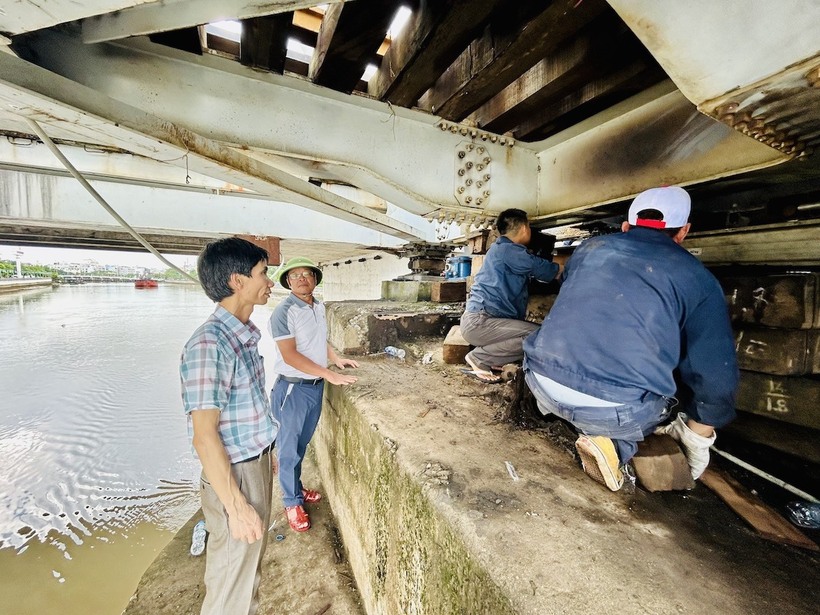 Khắc phục xong sự cố sà lan va vào cầu Tam Bạc - 4