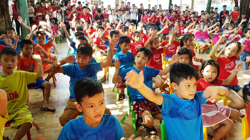 Các con được tham gia các hoạt động vui chơi do trung tâm tổ chức