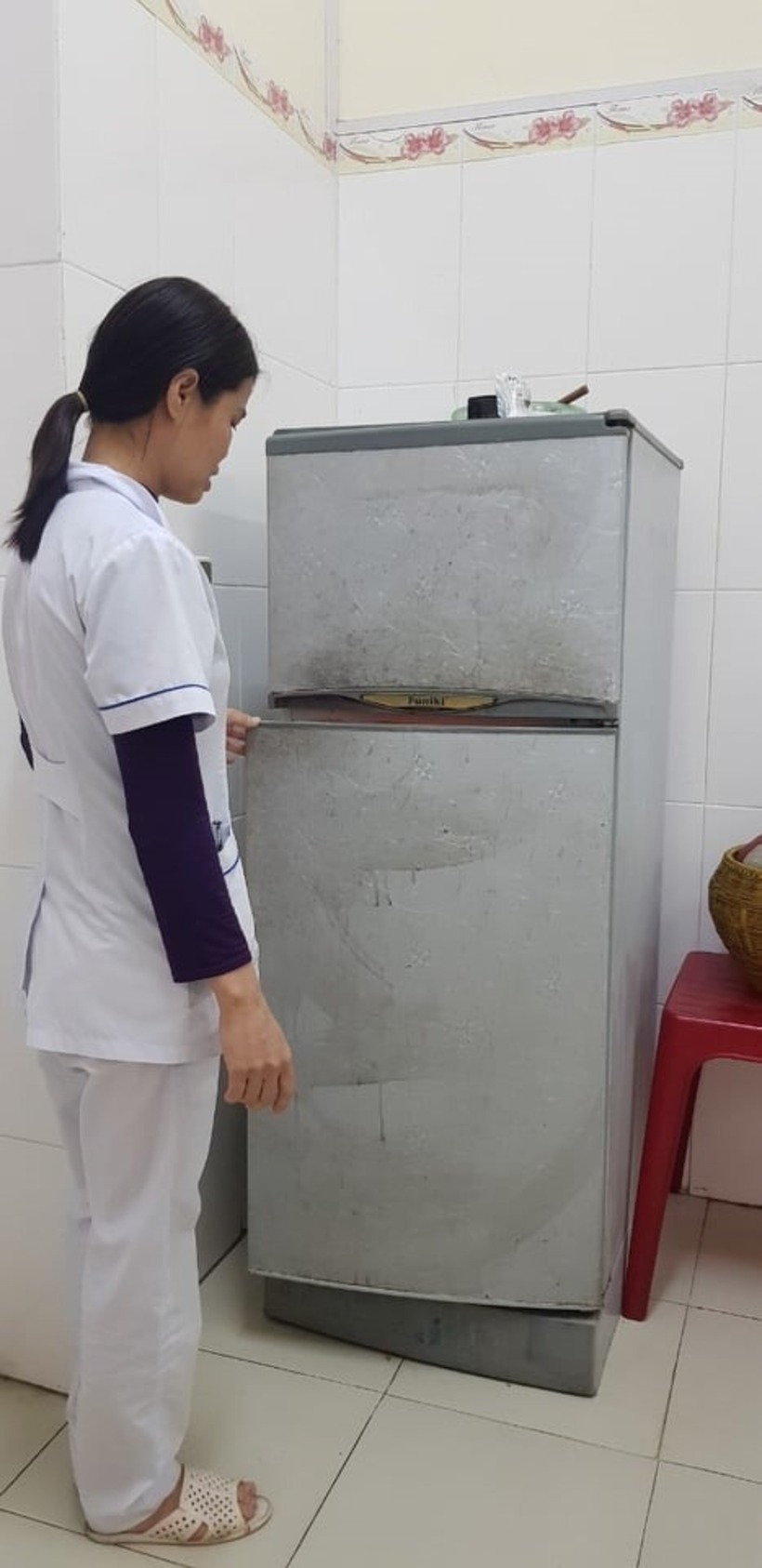 Chiếc tủ lạnh đựng 6 cốc trà sữa được bỏ chất xyanua cực độc. Ảnh: Lao Động