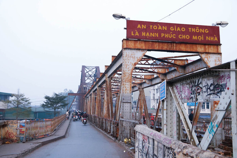 Cầu Long Biên được ví như "chứng nhân lịch sử" của thủ đô Hà Nội đang dần xuất hiện những biểu hiện xuống cấp nghiêm trọng