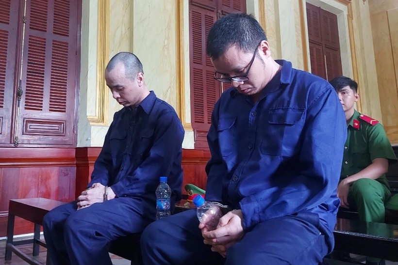 Bị cáo Thuận (bìa trái) và bị cáo Duy tại tòa. Ảnh: Dân Trí