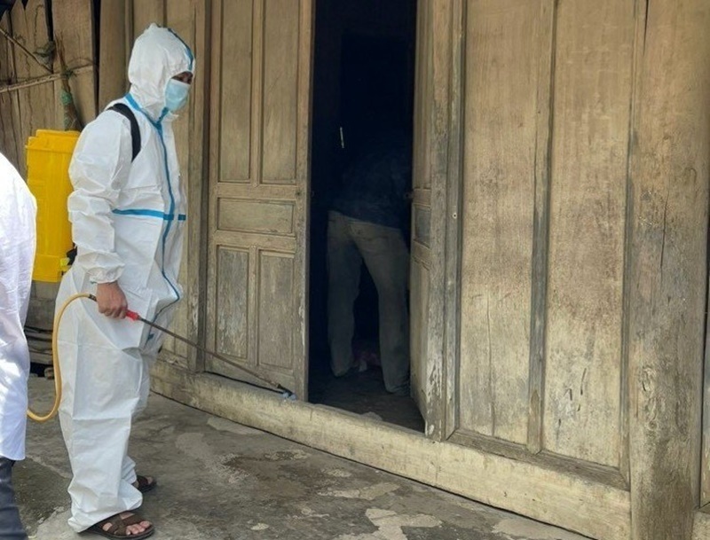 Nhân viên y tế thực hiện phun hóa chất tiêu độc, khử trùng tại nhà bệnh nhân tử vong. Ảnh: Người đưa tin.