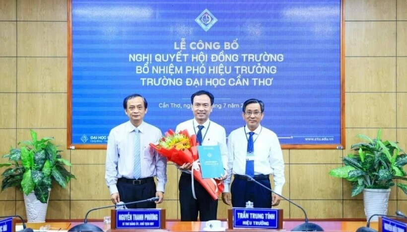 TS Lê Văn Lâm (giữa) được bổ nhiệm phó hiệu trưởng Trường đại học Cần Thơ - Ảnh: Trường đại học Cần Thơ. Ảnh: PLO.