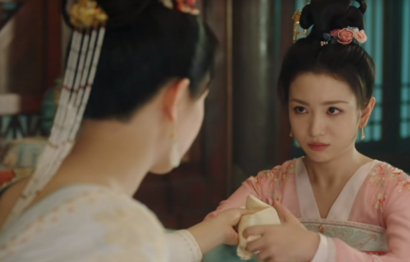 Tiểu Yêu an ủi A Niệm.