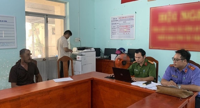 Cơ quan CSĐT phối hợp Viện kiểm sát đang lấy lời khai đối tượng T.V.H (trái). Ảnh: Dân Việt