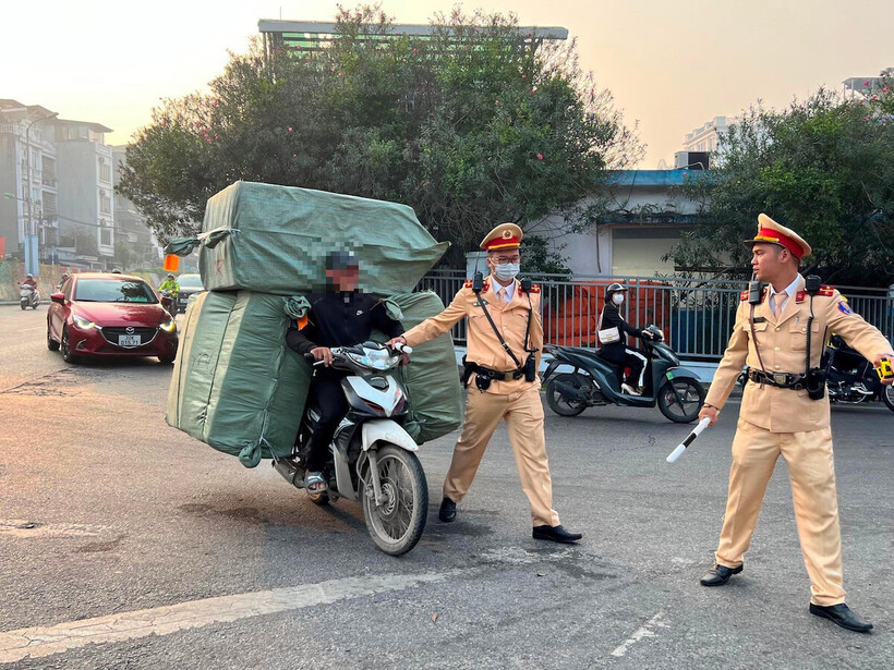 CSGT xử lý một trường hợp xe mô tô vi phạm chở hàng cồng kềnh