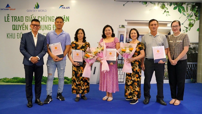 Khách hàng Gem Sky World tham dự lễ bàn giao giấy chứng nhận quyền sử dụng đất.
