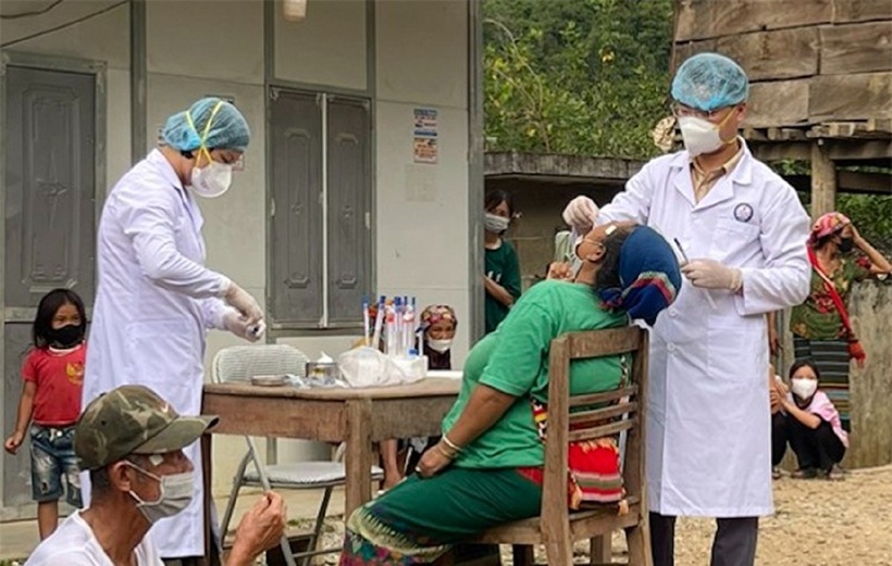 Cán bộ y tế ở huyện Kỳ Sơn lấy mẫu đối với những người liên quan đến ca bệnh bạch hầu vừa tử vong. Ảnh: Vnexpress.