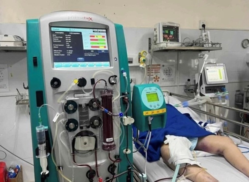 Nam thanh niên 18 tuổi xuất viện sau hơn nửa tháng điều trị ngộ độc xyanua, tỉnh táo, đi lại được song sức cơ còn yếu. Ảnh: Lao Động