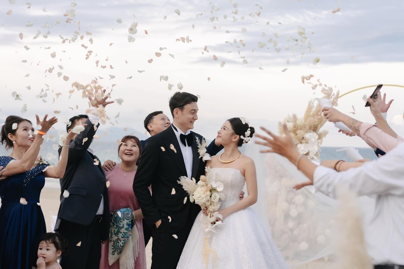 Cả hai nhận được sự chúc phúc của gia đình hai bên và bạn bè thân thiết.