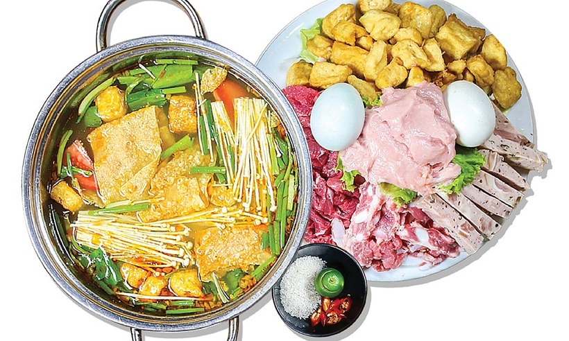 Lẩu chua cay thường khiến người ăn toát mồ hôi, và nhiều người chọn uống nước lạnh để giải nhiệt. Ảnh minh hoạ