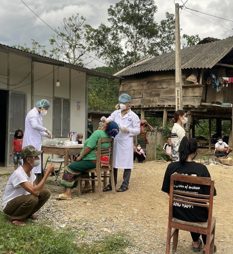 Cán bộ y tế lấy mẫu xét nghiệm cho người tiếp xúc gần với bệnh nhân. Ảnh: CDC Nghệ An