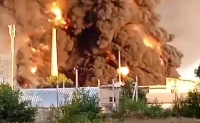 Hỏa hoạn xảy ra sau cuộc tấn công của Ukraine. Ảnh: Kyiv Independent