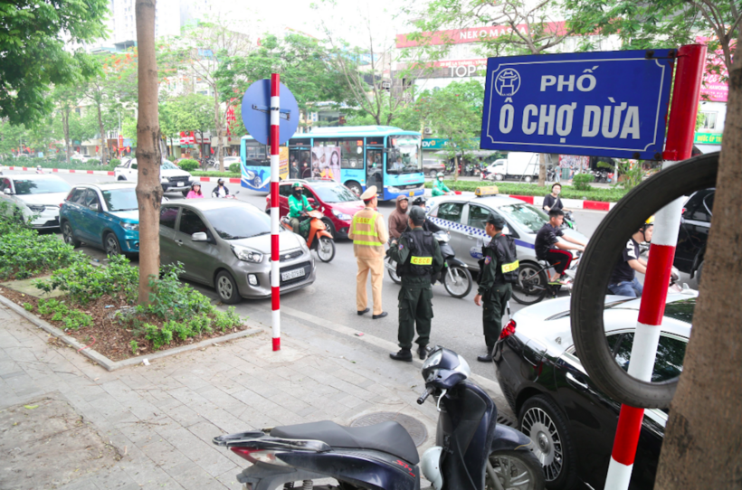 Tổ công tác đặc biệt xử lý vi phạm giao thông tại khu vực phố Ô Chợ Dừa, Đống Đa, Hà Nội