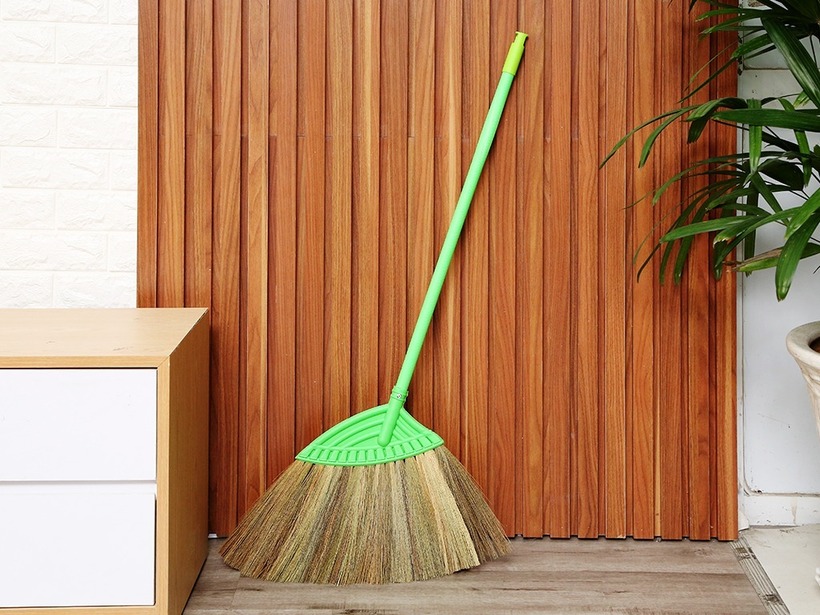 Cửa sổ là nơi đón ánh sáng và luồng không khí tự nhiên, mang đến sự thông thoáng, tươi mới cho ngôi nhà. Tuy nhiên, theo quan niệm phong thủy, đặt chổi quét nhà gần cửa sổ lại là điều tối kỵ. Ảnh minh họa