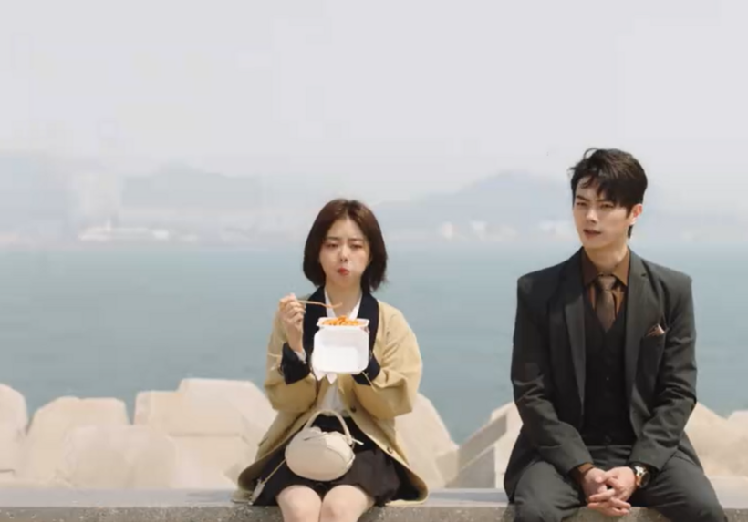 Hàn Đình an ủi Kỷ Tinh, còn chu đáo mua đồ ăn cho cô.