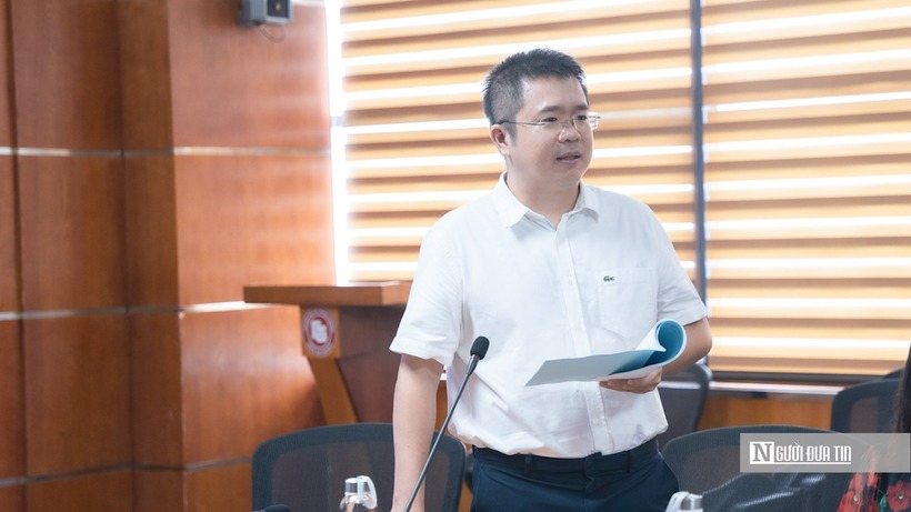 Ông Hà Công Anh Bảo – Cụm trưởng Cụm thi đua số 6, Chi hội trưởng Chi hội Luật gia Trường Đại học Ngoại thương báo cáo tại hội nghị.
