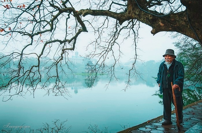 Hồ Gươm vào mùa đông mang một vẻ đẹp thơ mộng và tĩnh lặng. Ảnh minh họa