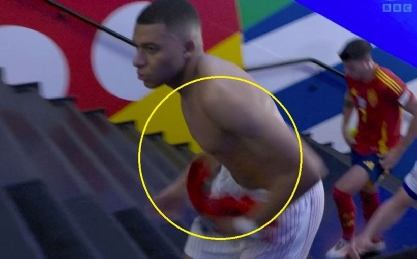 Máy quay bắt gặp Mbappe đổi áo khi đội nhà đang thua. Ảnh: BBC