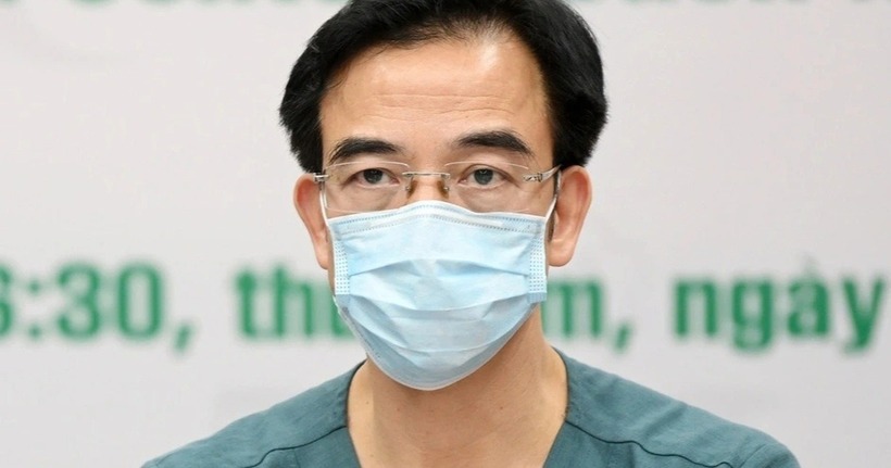 GS.TS Nguyễn Quang Tuấn xin được thực hành tại Bệnh viện Hữu nghị để phục vụ cho việc cấp chứng chỉ hành nghề mới. Ảnh: Dân trí