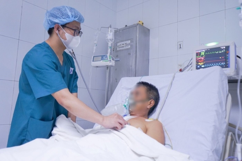 Bệnh nhân được bác sĩ thăm khám. Ảnh: Tuổi Trẻ