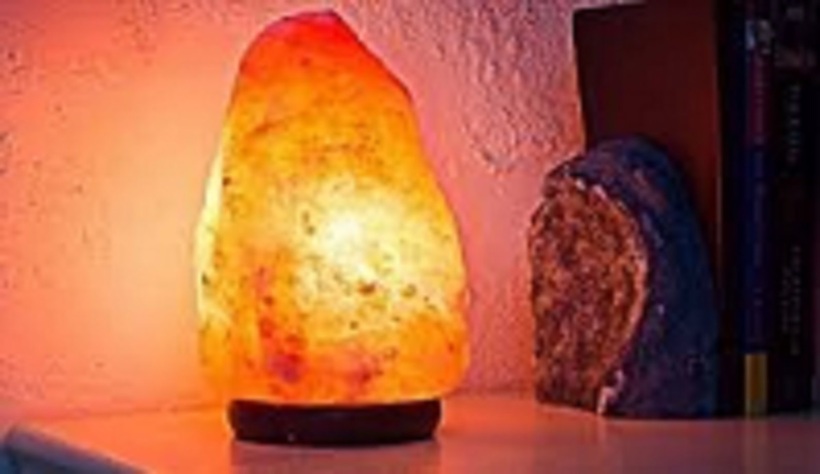 Đá muối Himalaya có khả năng tạo ra ion âm, giúp làm sạch không khí và cải thiện giấc ngủ. Ảnh minh họa