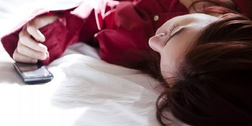 Sóng điện từ phát ra từ điện thoại có thể ảnh hưởng đến giấc ngủ và gây ra các vấn đề sức khỏe lâu dài. Ảnh minh họa