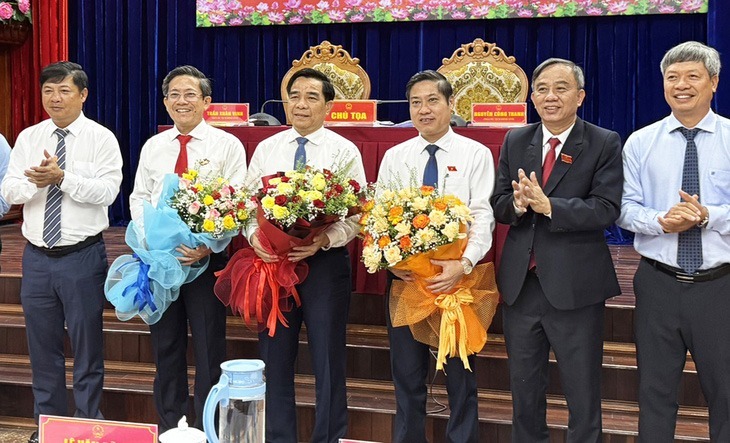 Ông Phan Thái Bình (thứ ba từ phải qua) được phân công làm phó chủ tịch thường trực UBND tỉnh Quảng Nam. (Ảnh: Tuổi trẻ)