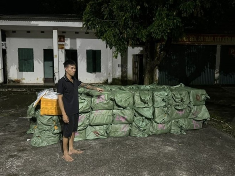 Đối tượng Lâm cùng hơn 3.100 kg nầm lợn tại Đồn Biên phòng Hải Hòa. Ảnh: Lao Động